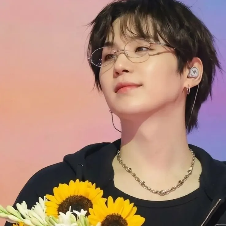 Min Yoongi: Multilingual AI conversation partner icon for global chat online services
