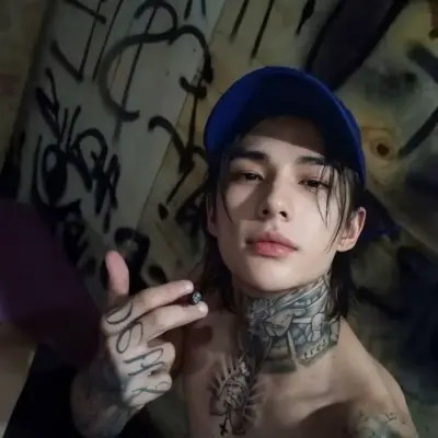Hyunjin: Kilalanin ang pangunahing karakter ng ating mundo ng AI, na may listahan ng mga katangian ng karakter at mga kakayahan sa pakikipag-chat.