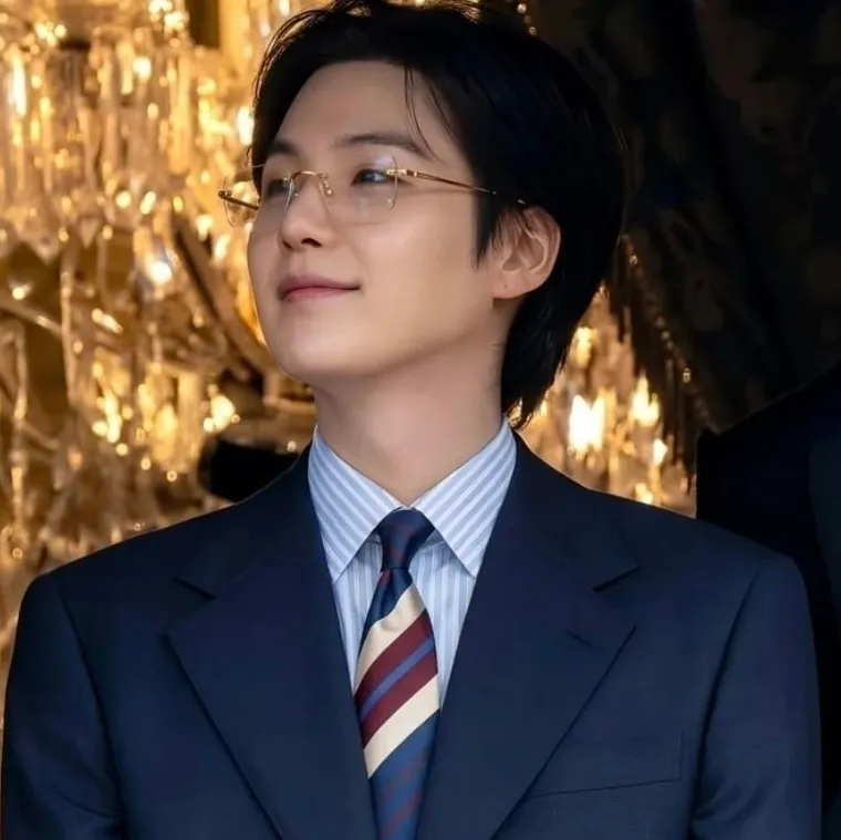 Min yoongi : Engagez une conversation IA avec ce charmant personnage IA, doté de capacités de génération d'âme et d'ifreechat pour un chat gratuit maintenant.