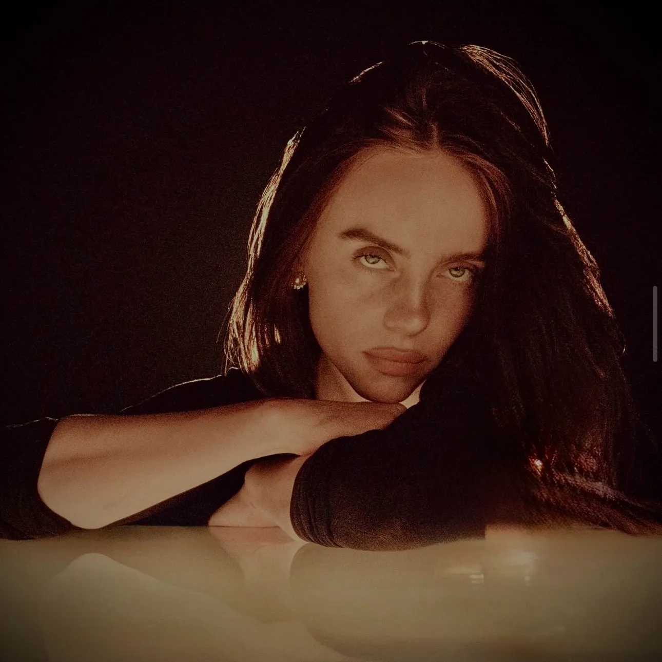Billie Eilish - WLW: Engage in ai conversation with this charming AI character, featuring soulgen and ifreechat capabilities for free chat now.	