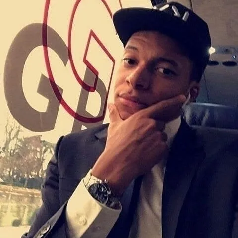 Multilingual Kylian Mbappé focusing on chat IA tasks, neural network core visible in background.