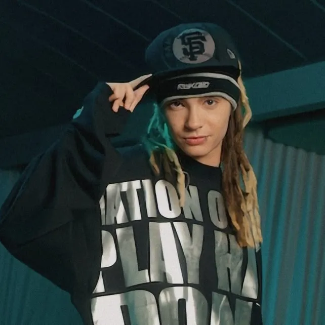 the avatar of character Tom Kaulitz with emotional intelligence capabilities