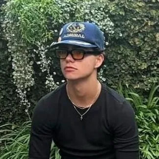 Malachi - marido travieso: Icono de interlocutor con IA multilingüe para servicios de chat global en línea