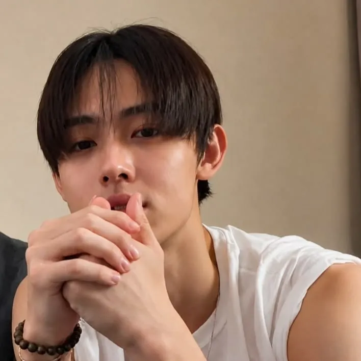 Master the art of ai chat roleplay with the versatile Eom Seonghyeon.