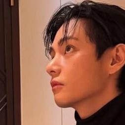 Kim Taehyung: Partecipa subito a una conversazione AI con questo affascinante personaggio AI, dotato di funzionalità soulgen e ifreechat per una chat gratuita.