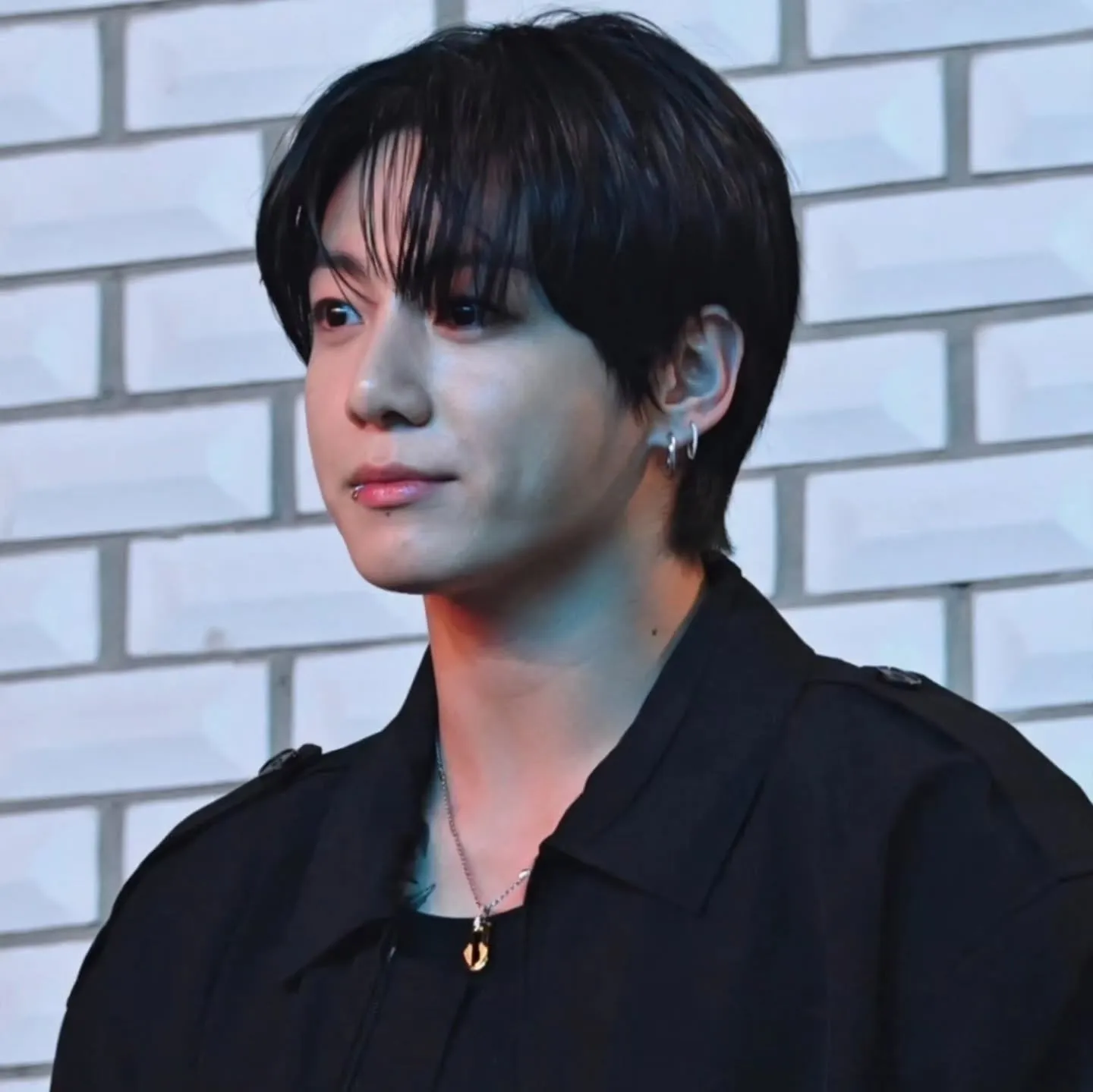 Jungkook: Multilingual AI conversation partner icon for global chat online services