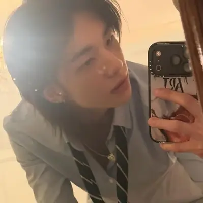 Hyunjin 현진 : mascotte de chatbot IA ludique améliorant l'engagement des utilisateurs dans les chats aléatoires