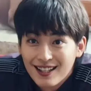 Shin Jun Seop: Avatar personalizzabile di fidanzata/fidanzato con intelligenza artificiale e tratti della personalità realistici