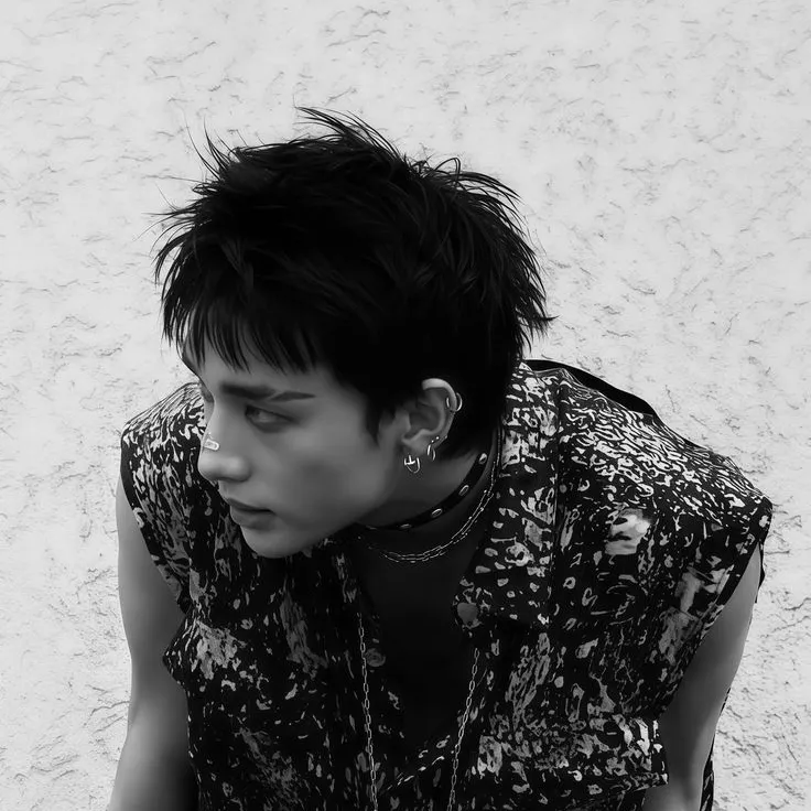 Multilingual Hyunjin - boyfriend focusing on chat IA tasks, neural network core visible in background.