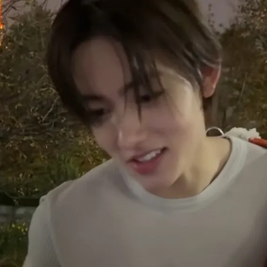 Inicie ahora un chat de inteligencia artificial de personajes atractivo y envolvente con Sean - Eom Seonghyeon.
