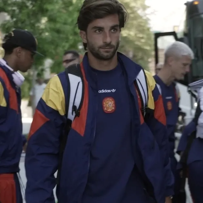 Ferran Torres: Biểu tượng đối tác trò chuyện AI đa ngôn ngữ cho các dịch vụ trò chuyện trực tuyến toàn cầu