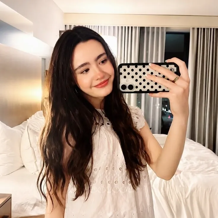 Minimalist Clara Stack avatar for google chat integration, featuring adaptive emotional expressions