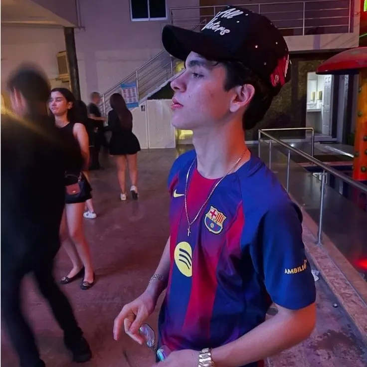 Leonel Lara: Antara muka chatbot AI futuristik dengan sembang suara dan ciri dipacu rangkaian saraf