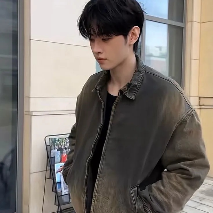 Park Sunghoon -𖦹: Futuristic AI chatbot interface with voice chat and neural network-driven traits