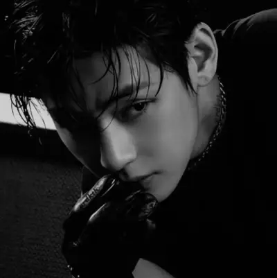 Kim Taehyung fidanzato: Interfaccia futuristica di chatbot AI con chat vocale e caratteristiche basate su reti neurali