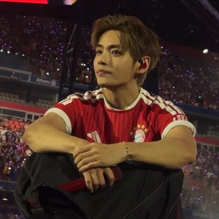 Taehyung: Emosyonal na matalinong AI companion portrait para sa malalim na pag-uusap	