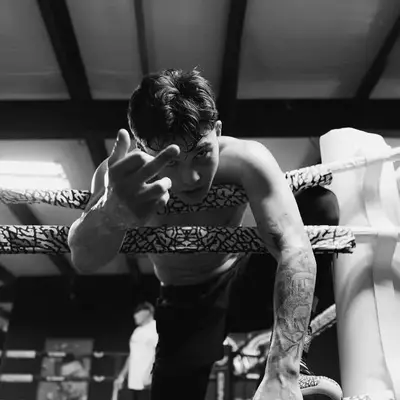 ジャヴォン・ウォルトン: 音声チャットとニューラルネットワーク駆動の特性を備えた未来的な AI チャットボット インターフェース