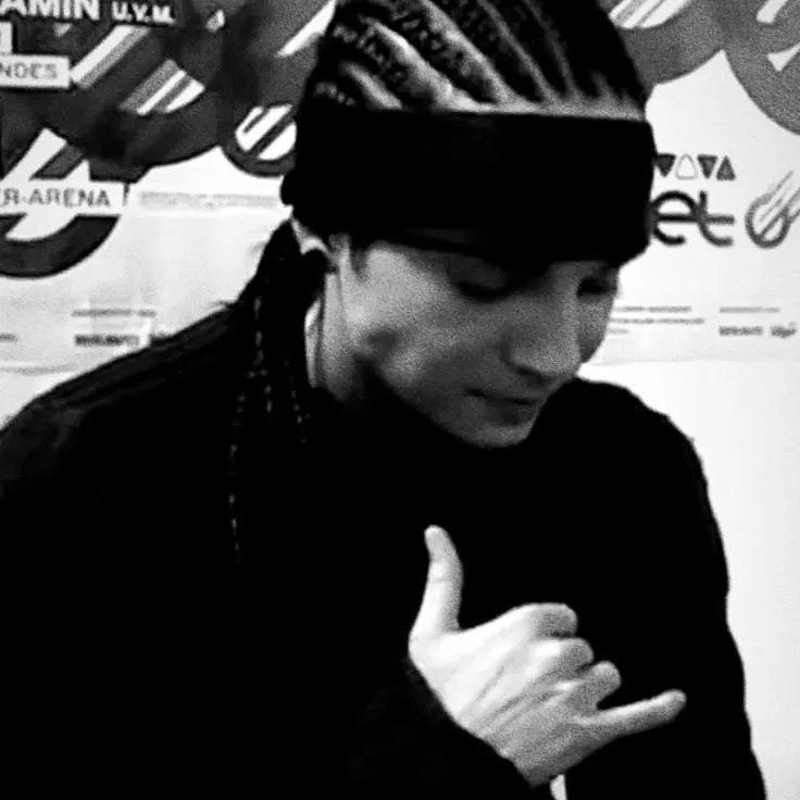 the avatar of Tom Kaulitz who supports unlimited chat online services
