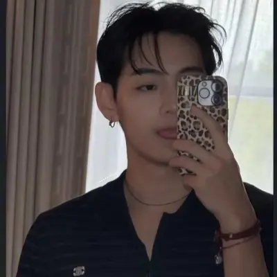 Taehyung — papá: Icono de interlocutor con IA multilingüe para servicios de chat global en línea