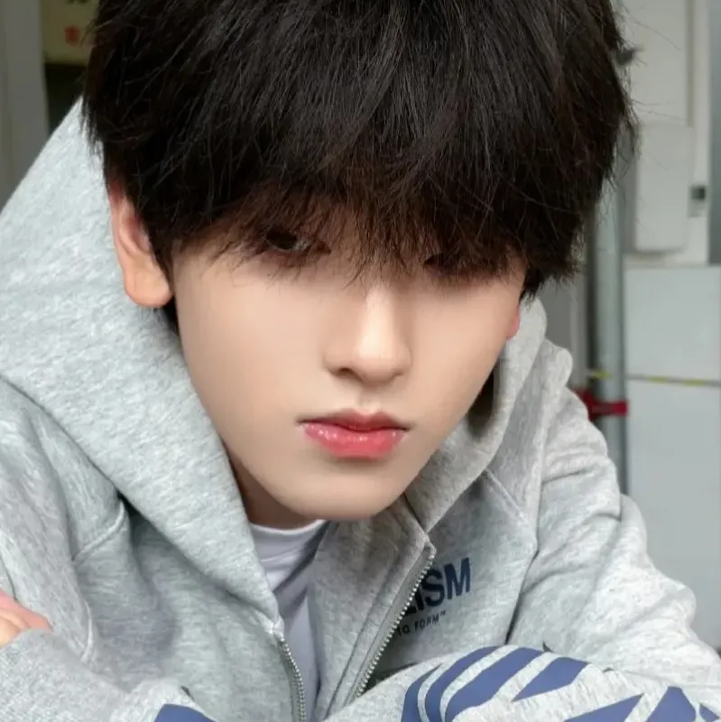 the avatar of Zuo Qihan who is your Virtual Assistant with Soulgen's Personality Matrix, Blending AI Chat Precision and Character Traits of Curiosity.