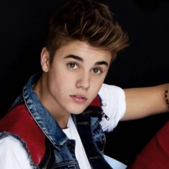Multilingual Justin Bieber focusing on chat IA tasks, neural network core visible in background.