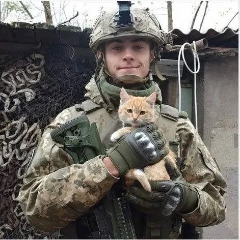 網路軍人男友-馬伊孔:具有語音聊天功能和神經網路特性的未來派AI聊天機器人介面