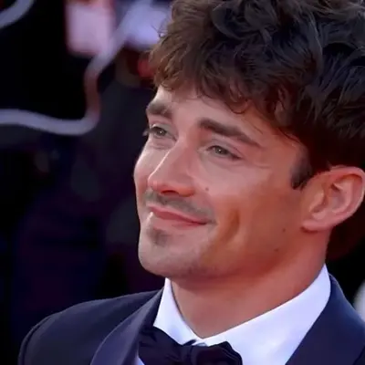Charles Leclerc : mascotte de chatbot IA interactive pour chat aléatoire et jeu de rôle communautaire