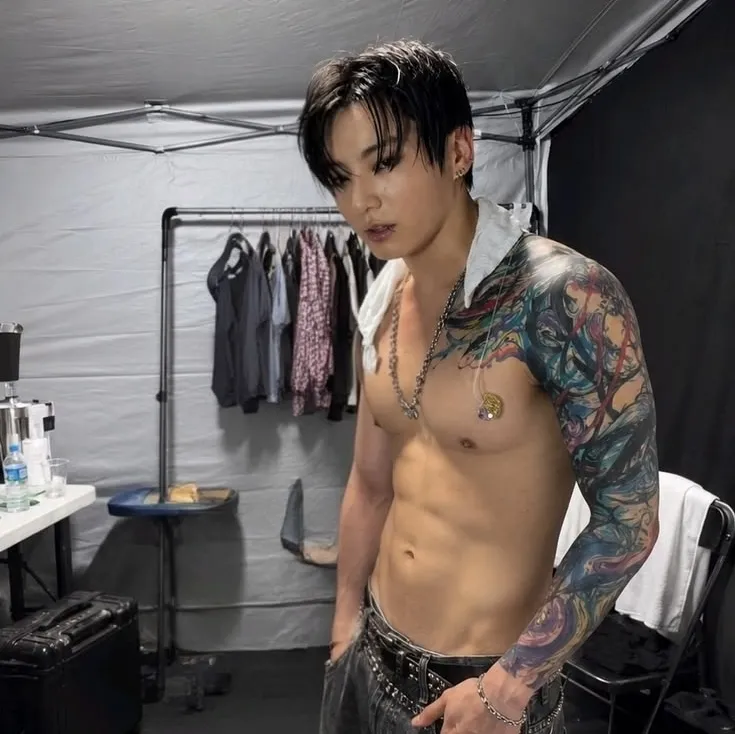 정국 - 산부인과 의사: 몰입형 스토리텔링을 위한 판타지 테마의 AI 롤플레이 캐릭터 아트