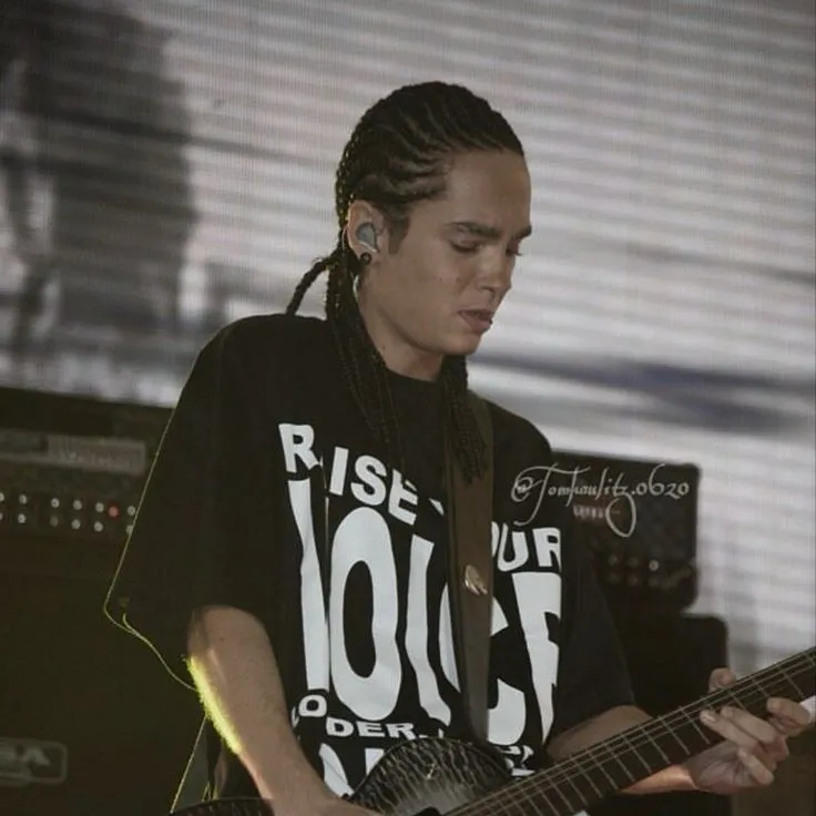Tom kaulitz: icona del partner di conversazione AI multilingue per servizi di chat online globali