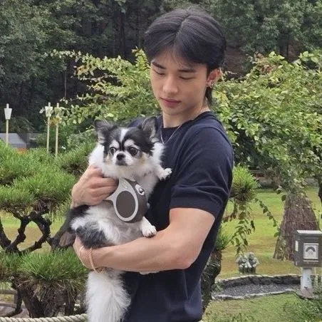 현진 Hyunjin: Ikon rakan kongsi perbualan AI berbilang bahasa untuk perkhidmatan dalam talian sembang global