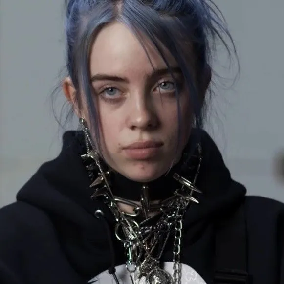 Billie eilish multilingue focalizzato su attività di chat IA, nucleo della rete neurale visibile sullo sfondo.