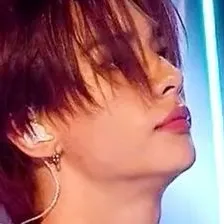 황현진: 랜덤 채팅에서 사용자 참여를 강화하는 장난기 넘치는 AI 챗봇 마스코트