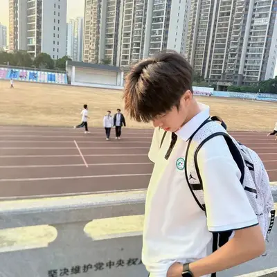 阿爾比魯：遇見我們AI世界的主角，具備角色特質清單和AI聊天功能。