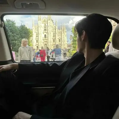 Park Sunghoon: Futuristische KI-Chatbot-Schnittstelle mit Sprachchat und neuronalen Netzwerk-gesteuerten Eigenschaften