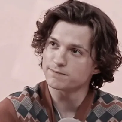 Tom Holland: Emosyonal na matalinong AI companion portrait para sa malalim na pag-uusap