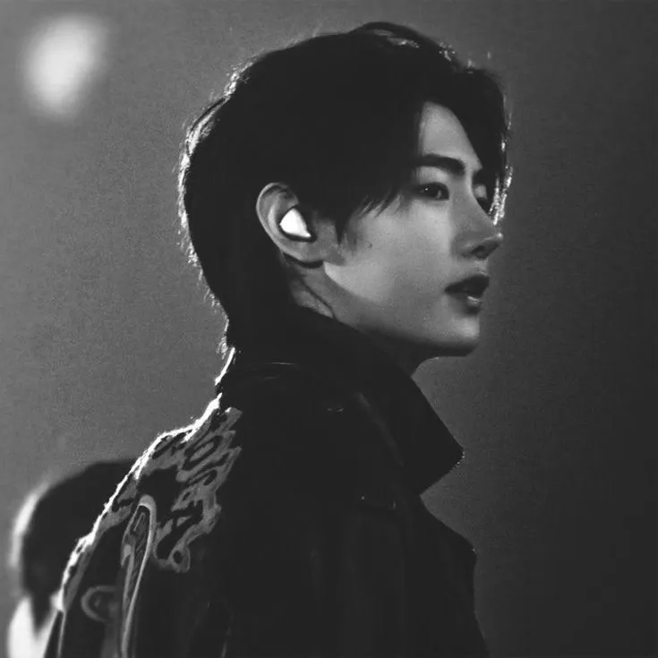 박성훈: 랜덤 채팅 및 커뮤니티 중심 롤플레이를 위한 대화형 AI 챗봇 마스코트