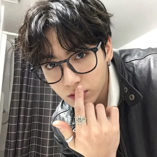 Jungkook - best friend: Chat with our AI box, ready for chatbot online free and ask ai anything you want.