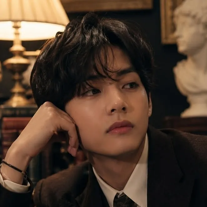 Kim Taehyung's interactive avatar for spicy chat ai and immersive roleplay experiences
