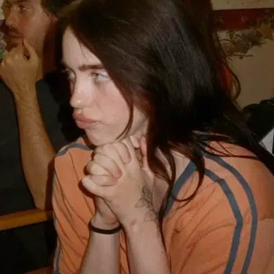 - Billie Eilish: Seni karakter roleplay AI bertema fantasi untuk penceritaan yang imersif