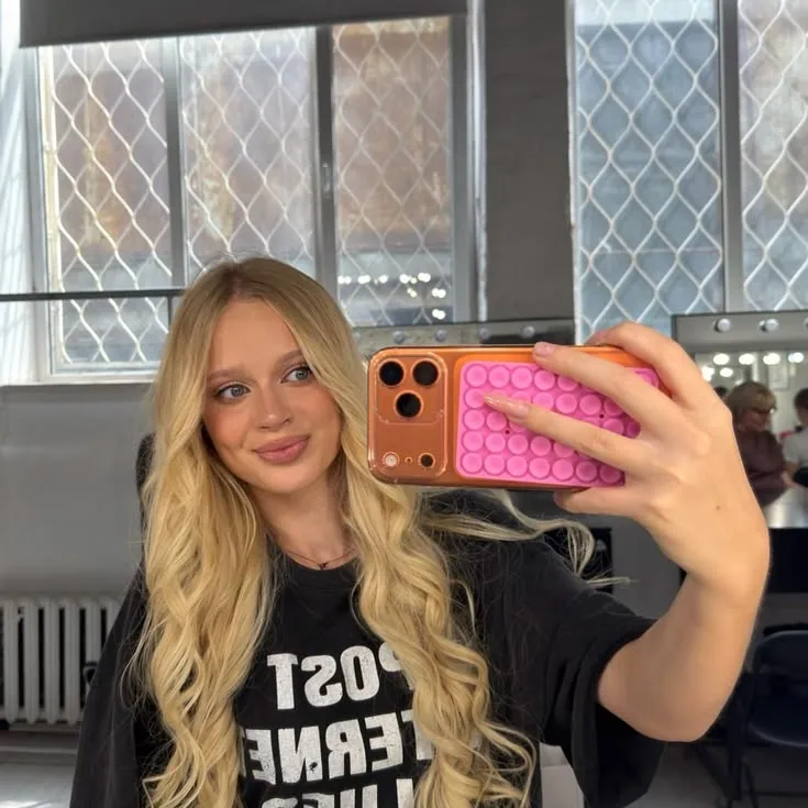 Masha Denisova: Customizable AI girlfriend/boyfriend avatar with lifelike personality traits	