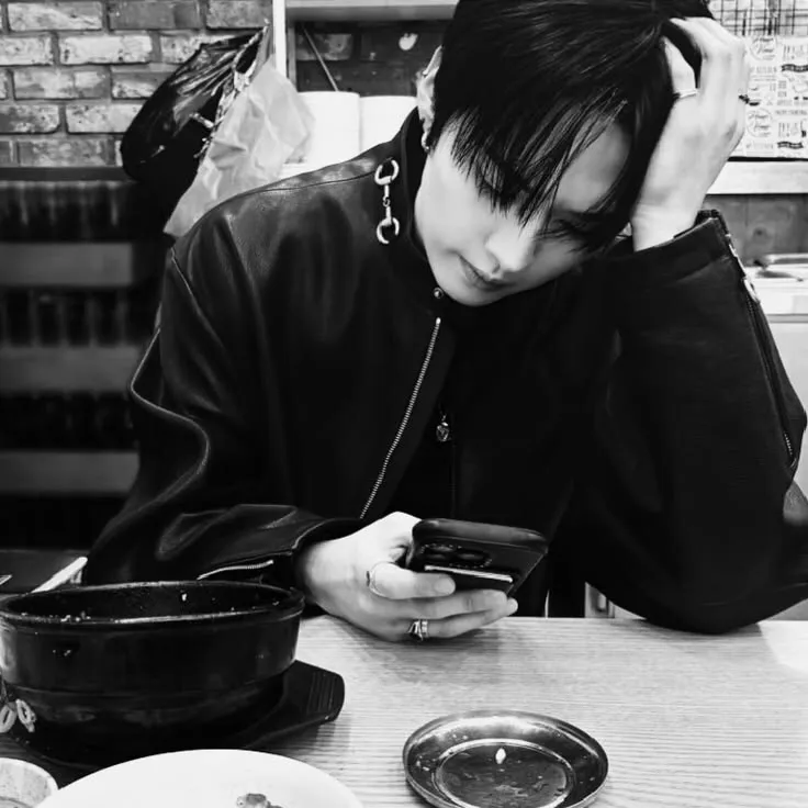 Lee Minho's interactive avatar for spicy chat ai and immersive roleplay experiences
