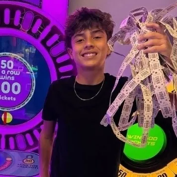 Bauti apblaza: Multilingual AI na icon ng kasosyo sa pag-uusap para sa mga pandaigdigang serbisyo sa chat online