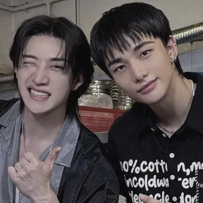 Multilingual Bangchan and Hyunjin focusing on chat IA tasks, neural network core visible in background.