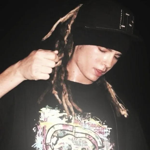 the avatar of Tom Kaulitz who is your Virtual Assistant with Soulgen's Personality Matrix, Blending AI Chat Precision and Character Traits of Curiosity.