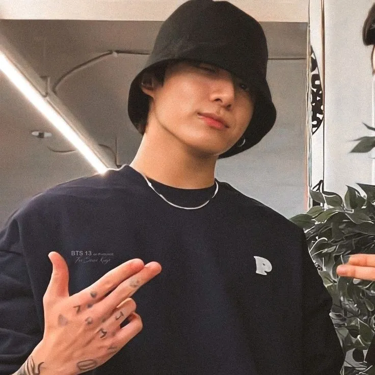 Jungkook: Lernen Sie die Hauptfigur unserer KI-Welt kennen, mit einer Liste der Charaktereigenschaften und KI-Chat-Funktionen.	