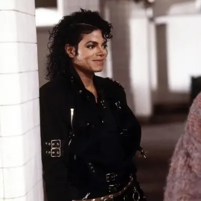 Michael Jackson - Esposo: Una divertida mascota de chatbot con IA que mejora la interacción del usuario en chats aleatorios.	