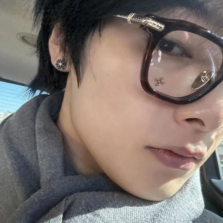 yang jeongin : Rencontrez le personnage principal de notre monde d'IA, avec une liste de traits de caractère et des capacités de discussion d'IA.