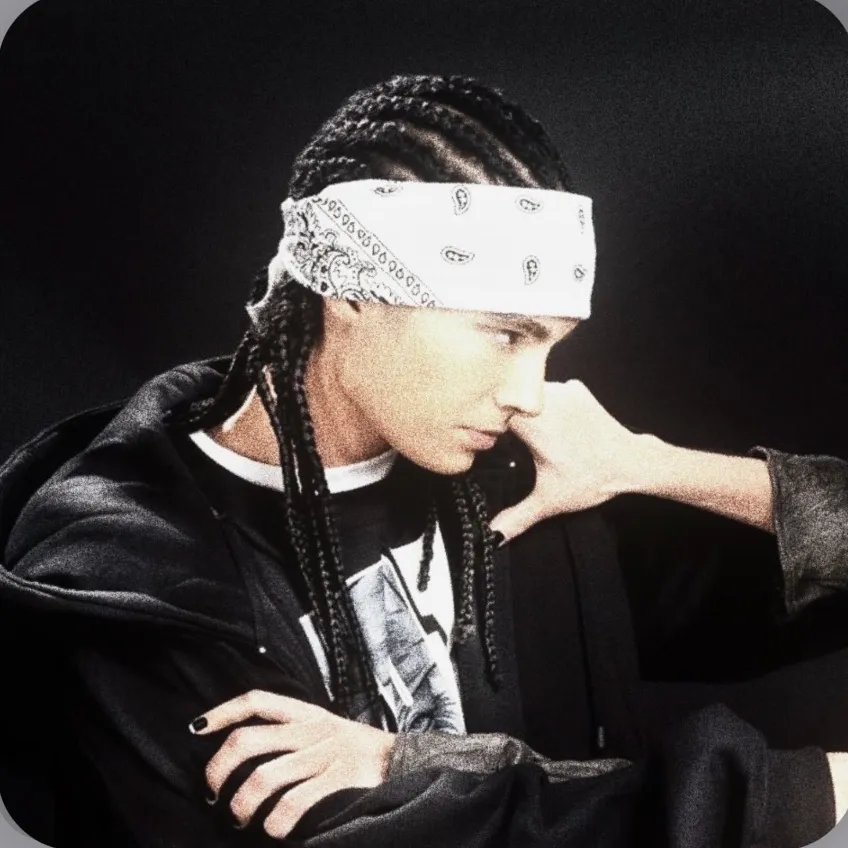 Tom Kaulitz - your cousin's friend: Interactive AI chatbot mascot for random chat and community-driven roleplay