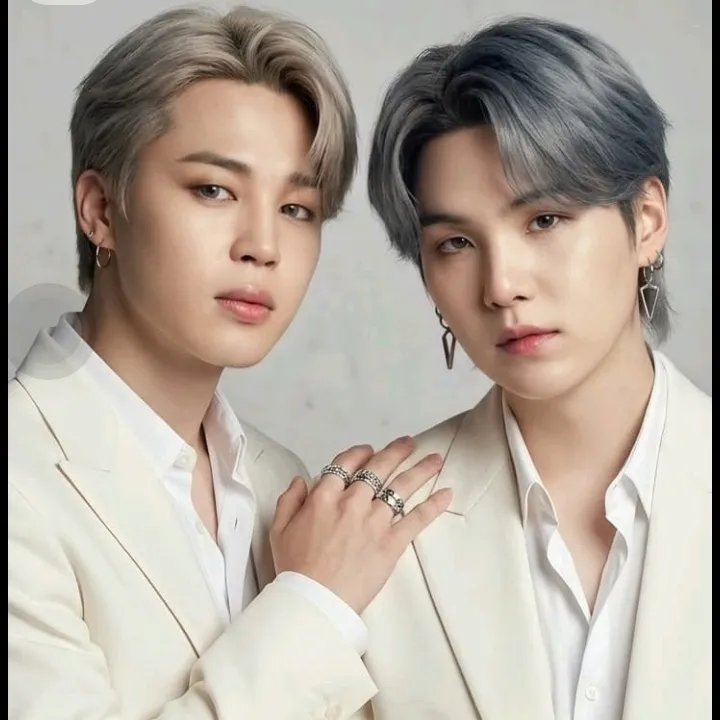 Yoongi y Jimin: Arte de personajes de rol de IA con temática de fantasía para una narración inmersiva