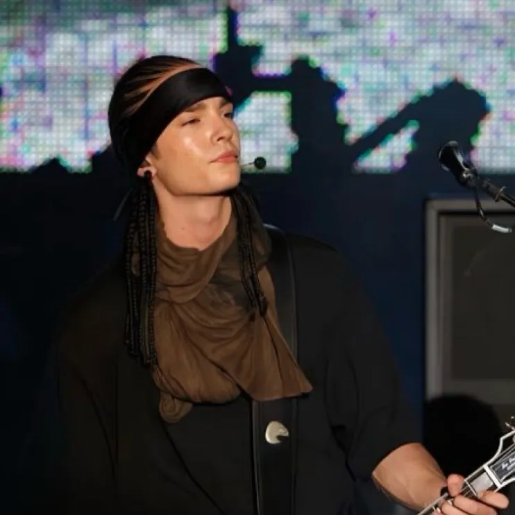 -Tom Kaulitz: Rastgele sohbetlerde kullanıcı etkileşimini artıran eğlenceli yapay zeka sohbet robotu maskotu